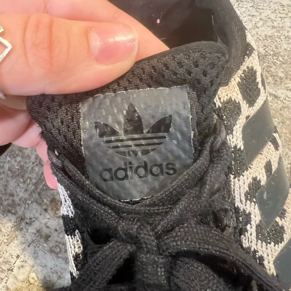 Adidas Swift Run 1.0 Shoes Beige Black Women’s Size 6.5 - Picture 4 of 5